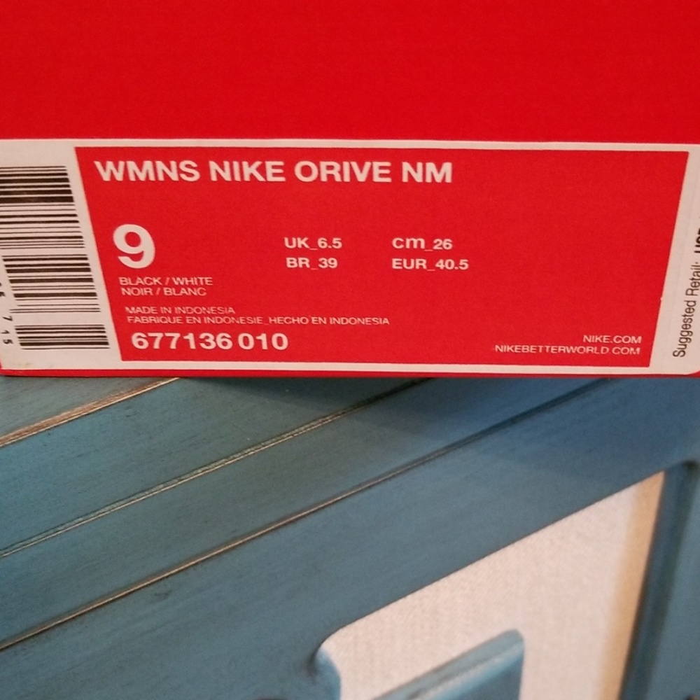 Nike tennis shoes with box no lid.